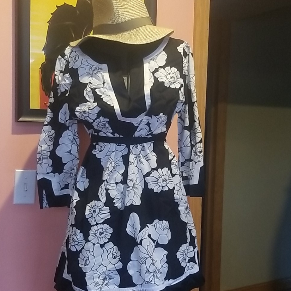 Bebe- Asian style Black and white flower cotton tunic.